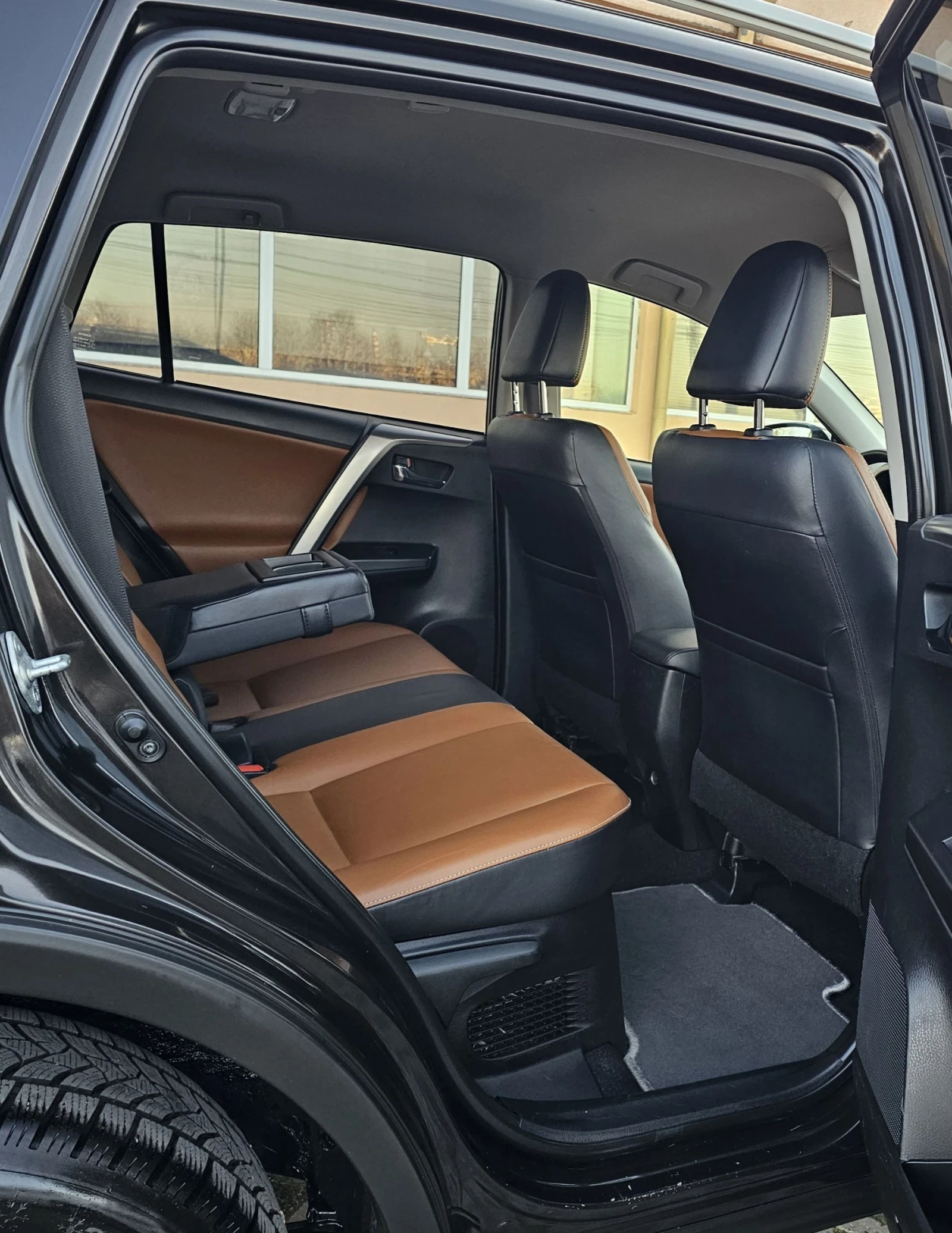 Toyota Rav4 2.5 Execitive Facelift, снимка 9 - Автомобили и джипове - 54519545