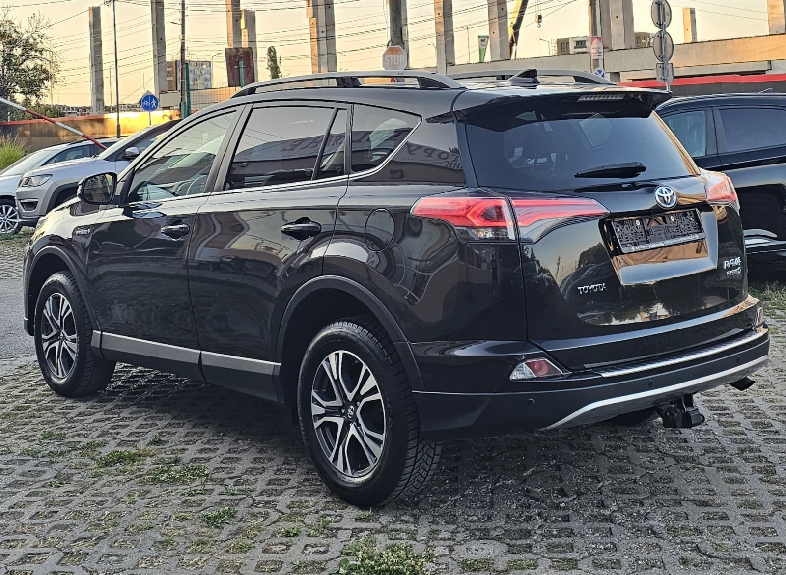 Toyota Rav4 2.5 Execitive Facelift, снимка 3 - Автомобили и джипове - 54519545