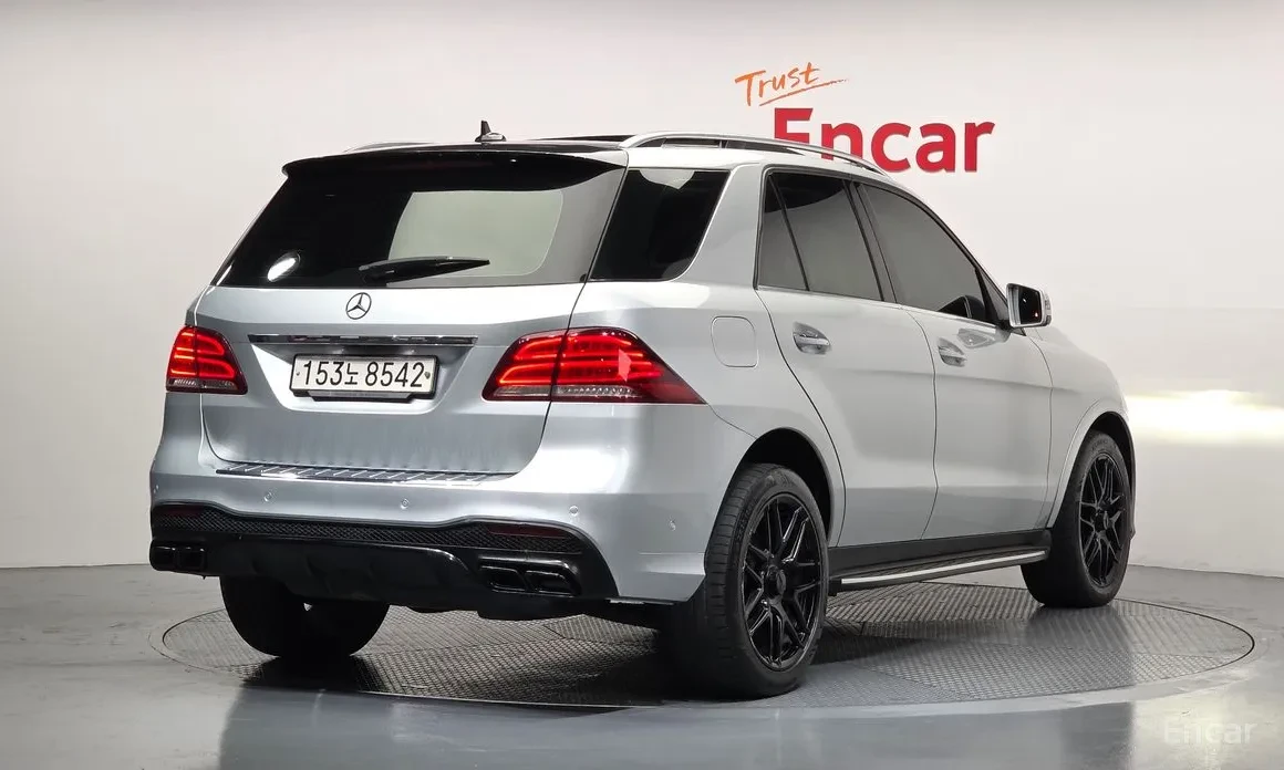 Mercedes-Benz GLE 350 4MATIC* AMG NIGHT PACKAGE* Keyless* Панорама* Tele, снимка 2 - Автомобили и джипове - 54714427