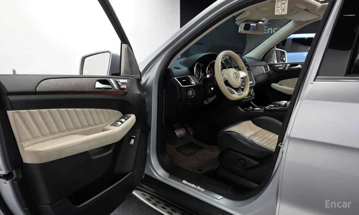 Mercedes-Benz GLE 350 4MATIC* AMG NIGHT PACKAGE* Keyless* Панорама* Tele, снимка 9 - Автомобили и джипове - 54714427