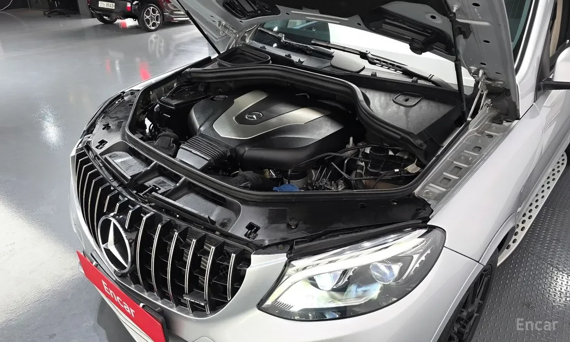 Mercedes-Benz GLE 350 4MATIC* AMG NIGHT PACKAGE* Keyless* Панорама* Tele, снимка 6 - Автомобили и джипове - 54714427