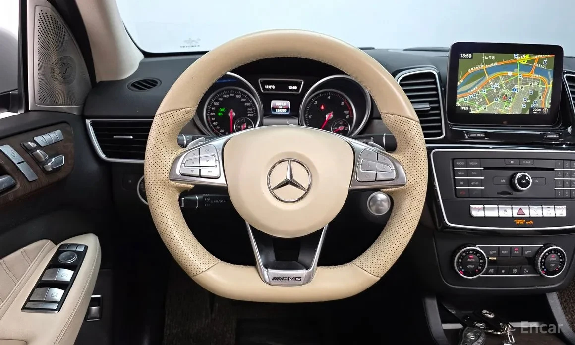 Mercedes-Benz GLE 350 4MATIC* AMG NIGHT PACKAGE* Keyless* Панорама* Tele, снимка 12 - Автомобили и джипове - 54714427