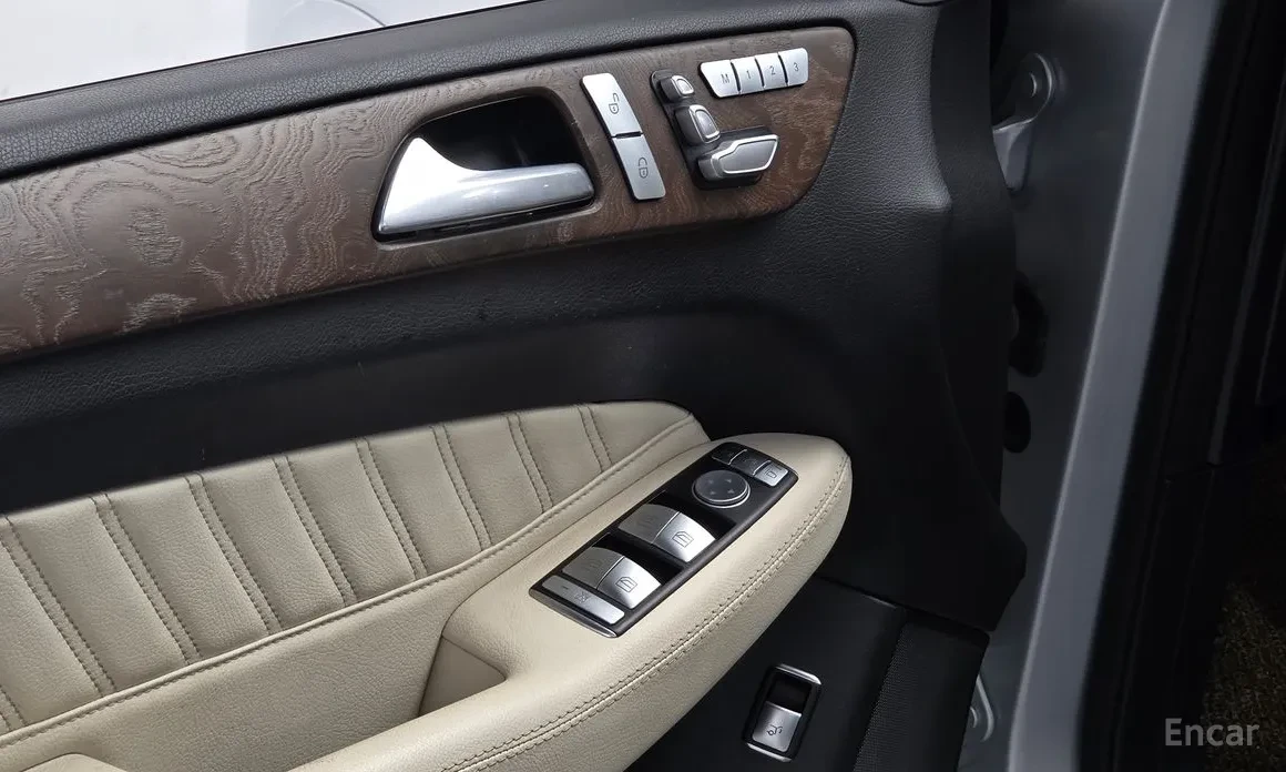 Mercedes-Benz GLE 350 4MATIC* AMG NIGHT PACKAGE* Keyless* Панорама* Tele, снимка 13 - Автомобили и джипове - 54714427