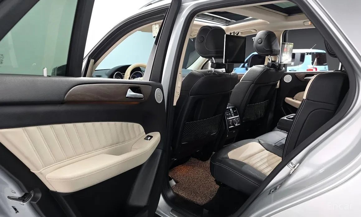 Mercedes-Benz GLE 350 4MATIC* AMG NIGHT PACKAGE* Keyless* Панорама* Tele, снимка 11 - Автомобили и джипове - 54714427