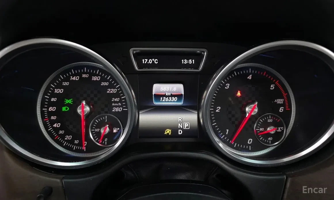 Mercedes-Benz GLE 350 4MATIC* AMG NIGHT PACKAGE* Keyless* Панорама* Tele, снимка 8 - Автомобили и джипове - 54714427