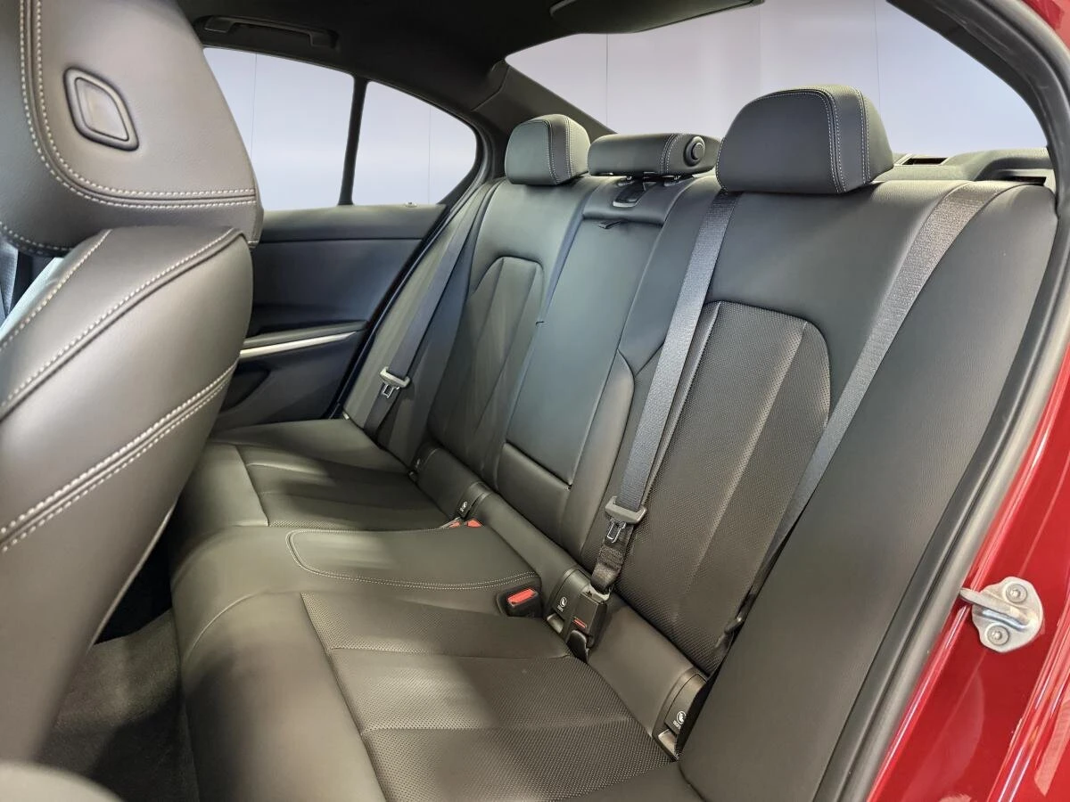 BMW 330 xDrive* AвтоКредит* (ЦЕНА ДО БГ), снимка 13 - Автомобили и джипове - 54782397