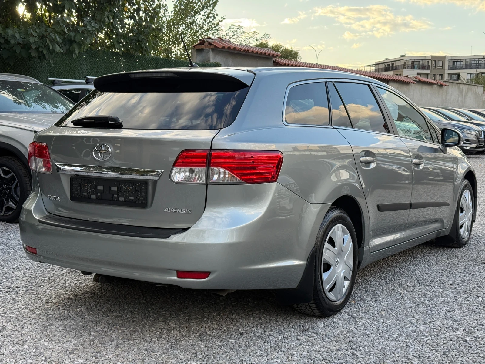 Toyota Avensis 2.0D-4D/124hp/Кожа/Камера/Подгрев на седалки, снимка 7 - Автомобили и джипове - 56185126