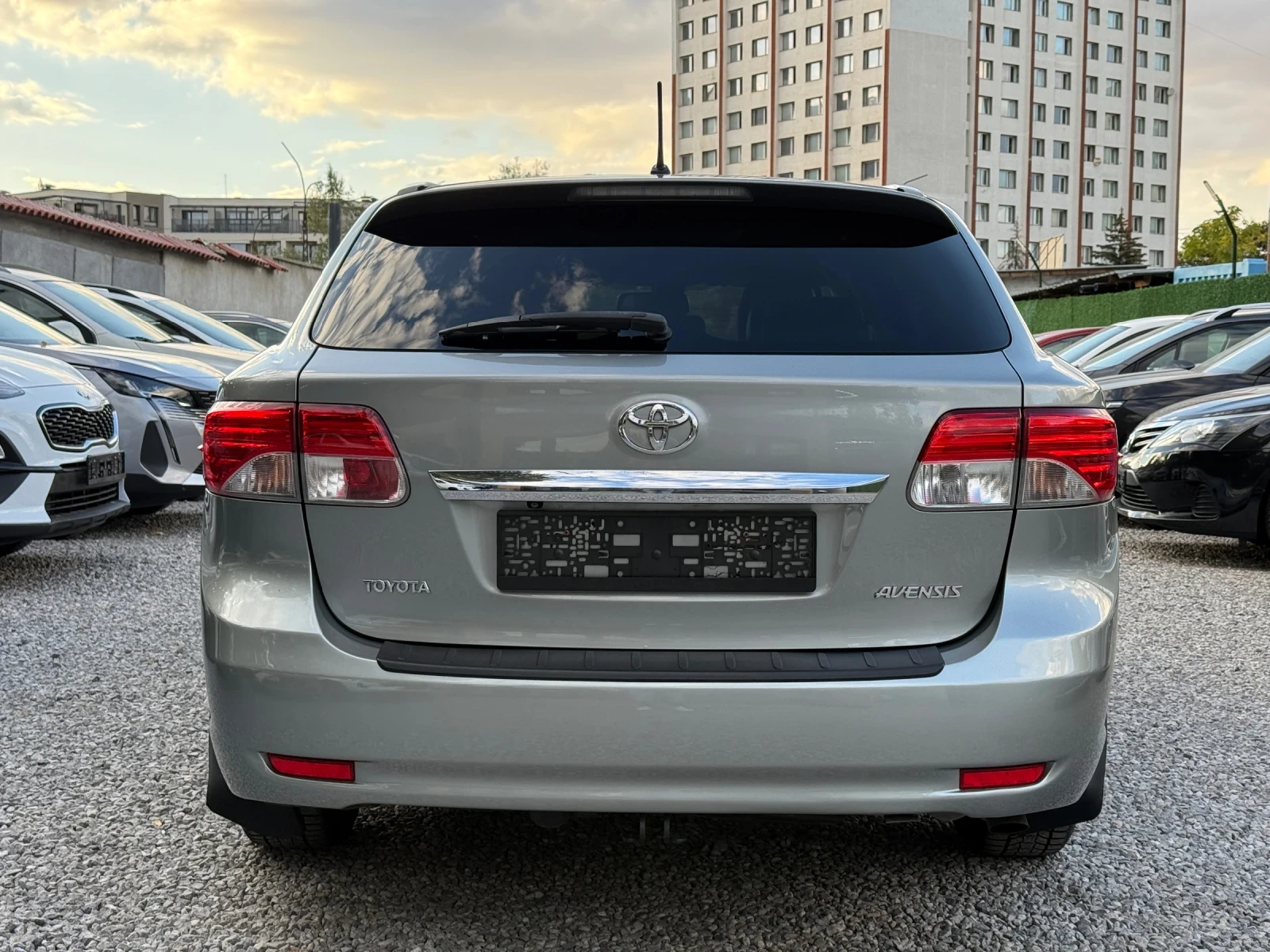Toyota Avensis 2.0D-4D/124hp/Кожа/Камера/Подгрев на седалки, снимка 6 - Автомобили и джипове - 56185126