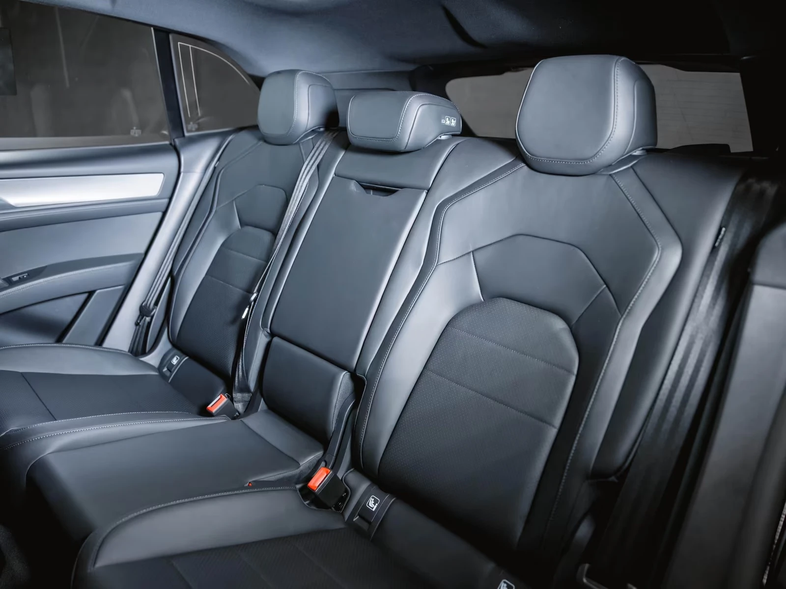 Porsche Cayenne ELECTRIC / SPORT CHRONO / BOSE / PANO / 360 / , снимка 16 - Автомобили и джипове - 54910344
