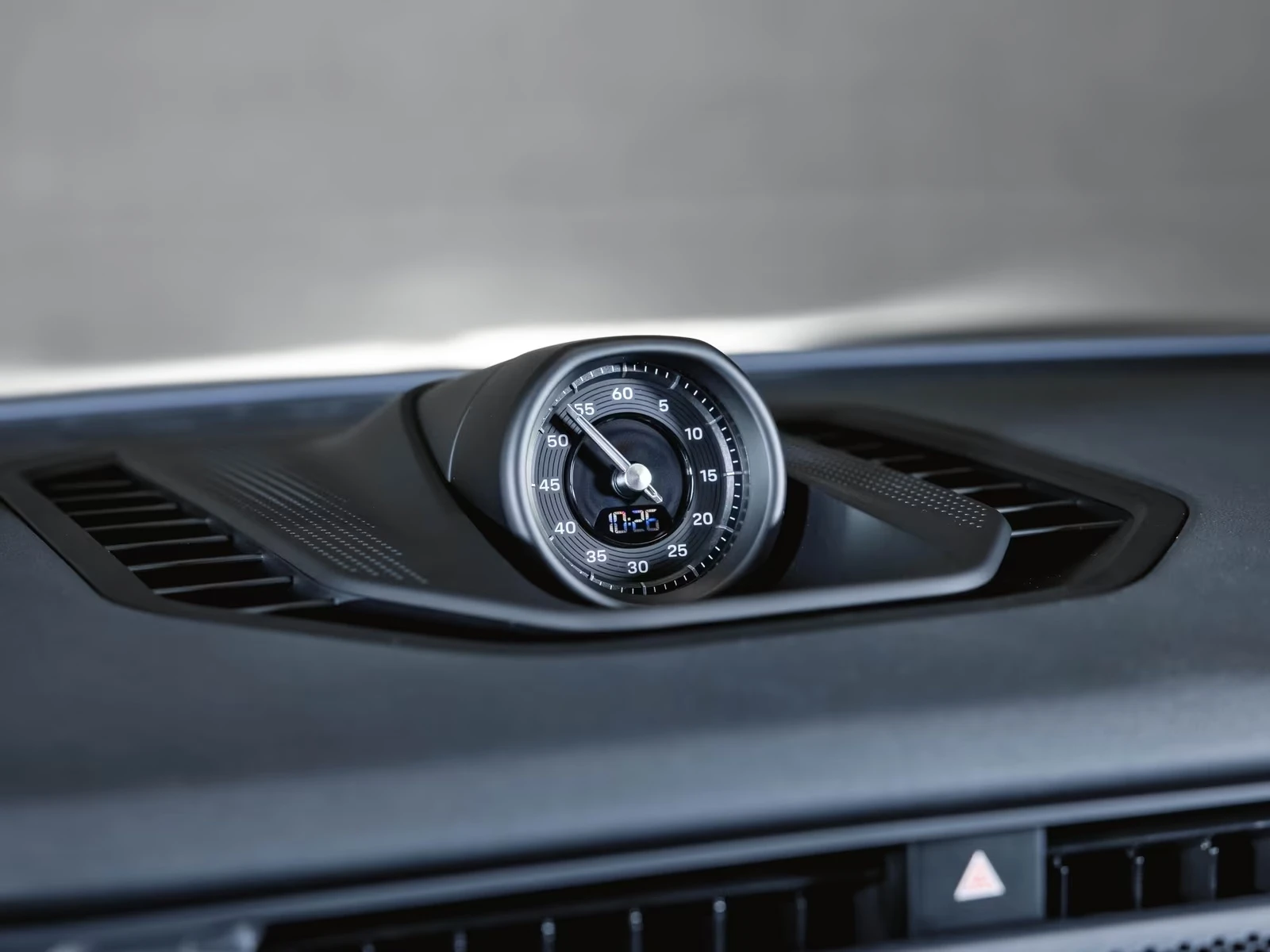 Porsche Cayenne ELECTRIC / SPORT CHRONO / BOSE / PANO / 360 / , снимка 14 - Автомобили и джипове - 54910344