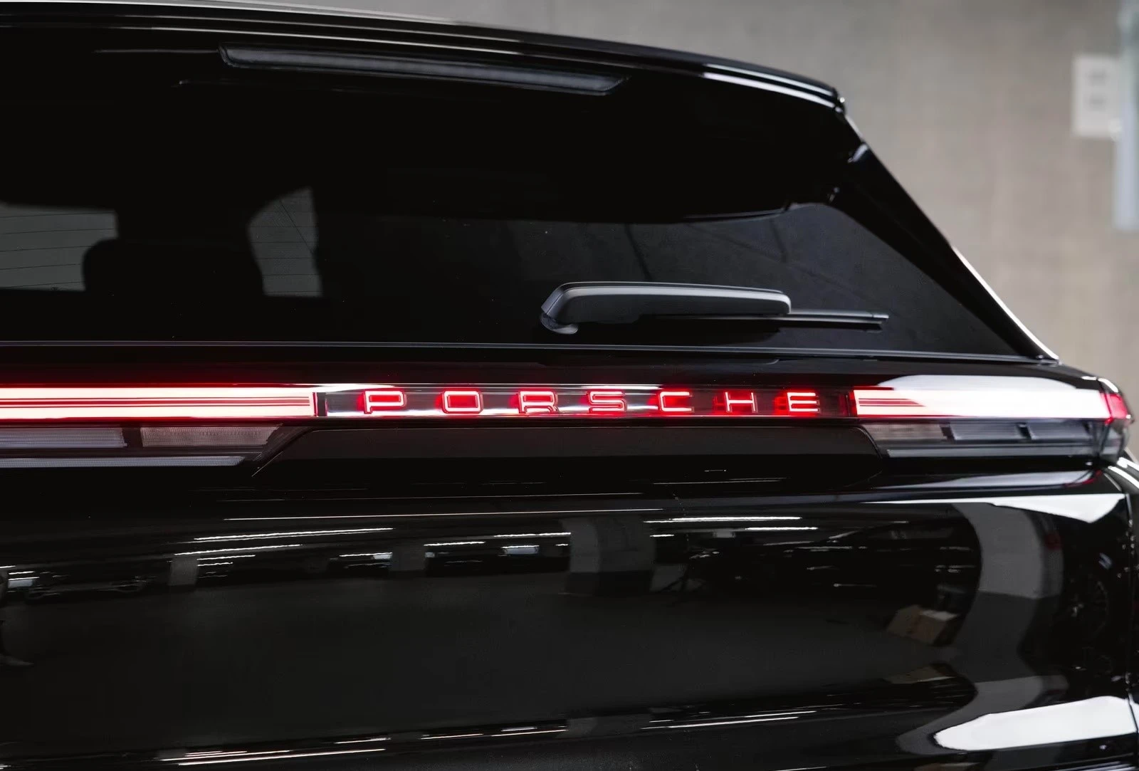Porsche Cayenne ELECTRIC / SPORT CHRONO / BOSE / PANO / 360 / , снимка 4 - Автомобили и джипове - 54910344
