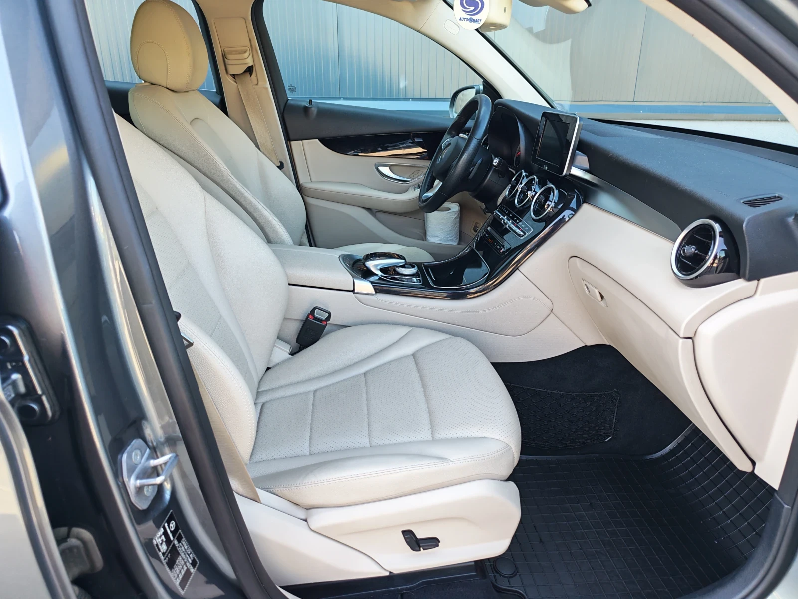Mercedes-Benz GLC 250 COUPE, 4х4, КАТО НОВ, снимка 13 - Автомобили и джипове - 55993199