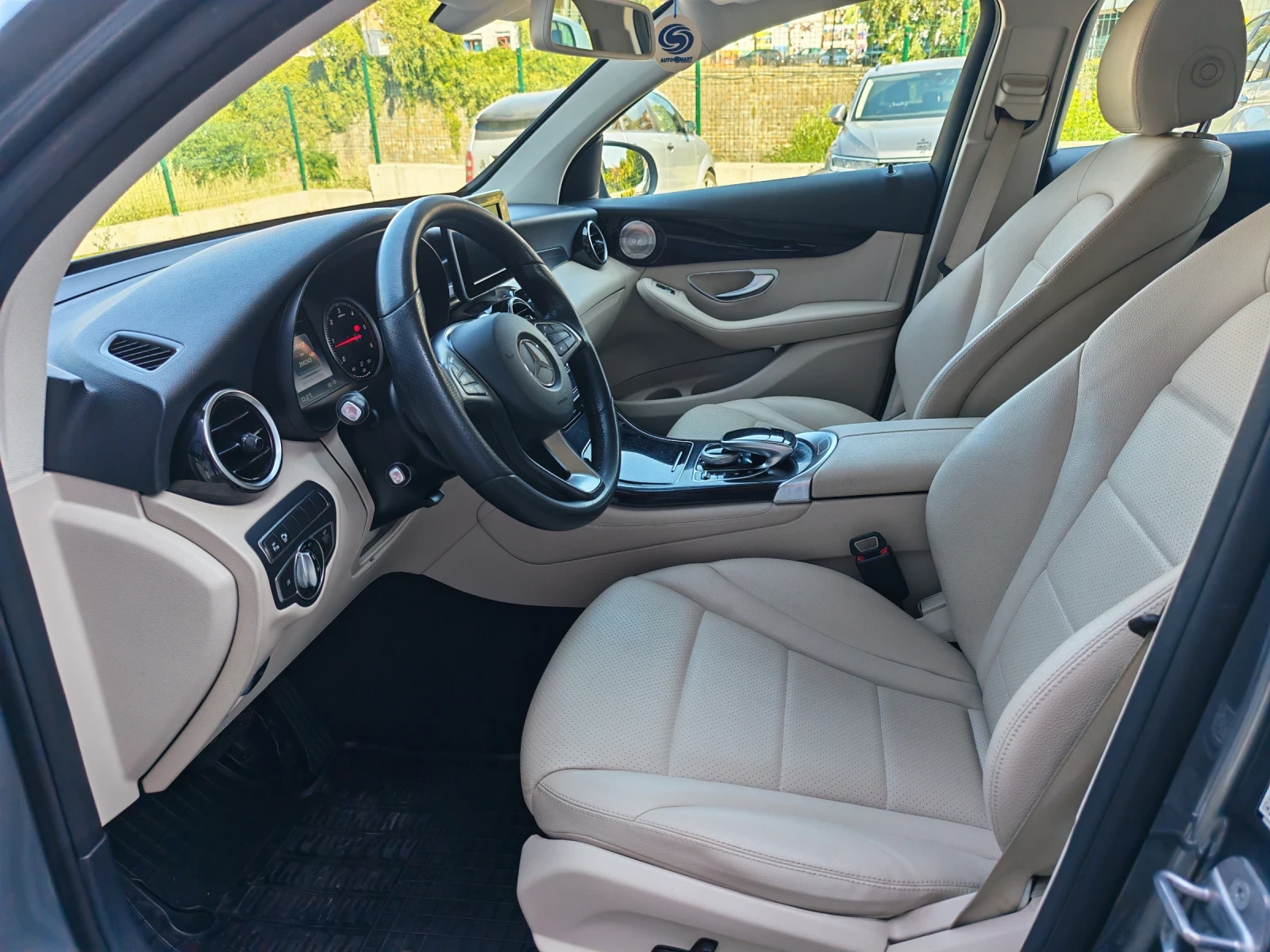Mercedes-Benz GLC 250 COUPE, 4х4, КАТО НОВ, снимка 8 - Автомобили и джипове - 55993199