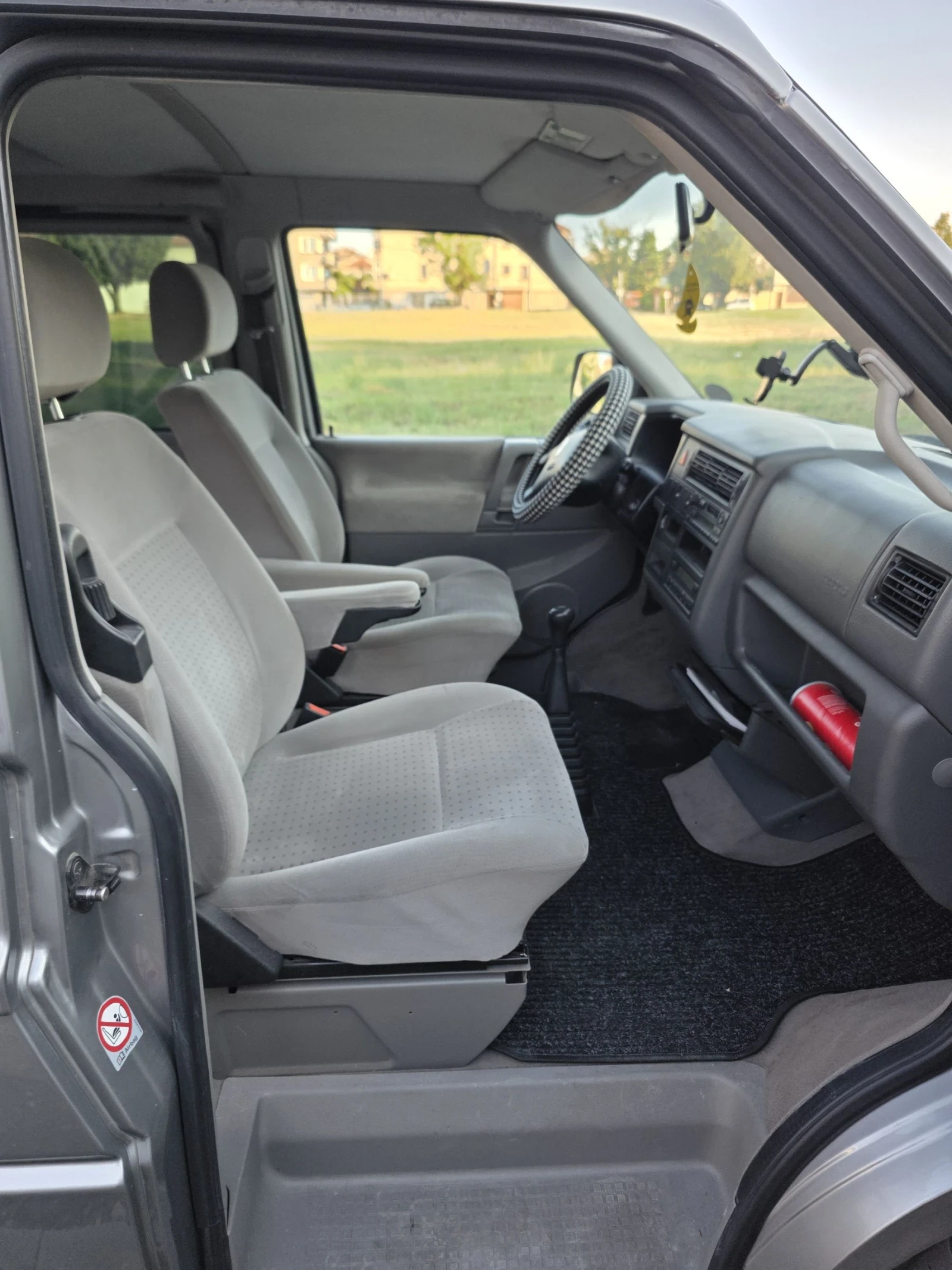 VW Caravelle 2, 5 TDI 102ps.8места климатроник , снимка 12 - Бусове и автобуси - 55284627