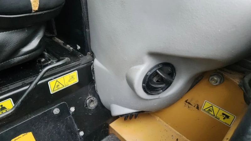 Мини челни товарачи Cat 216B3 ЗАТВОРЕН С ПАРНО , снимка 13 - Индустриална техника - 52448530