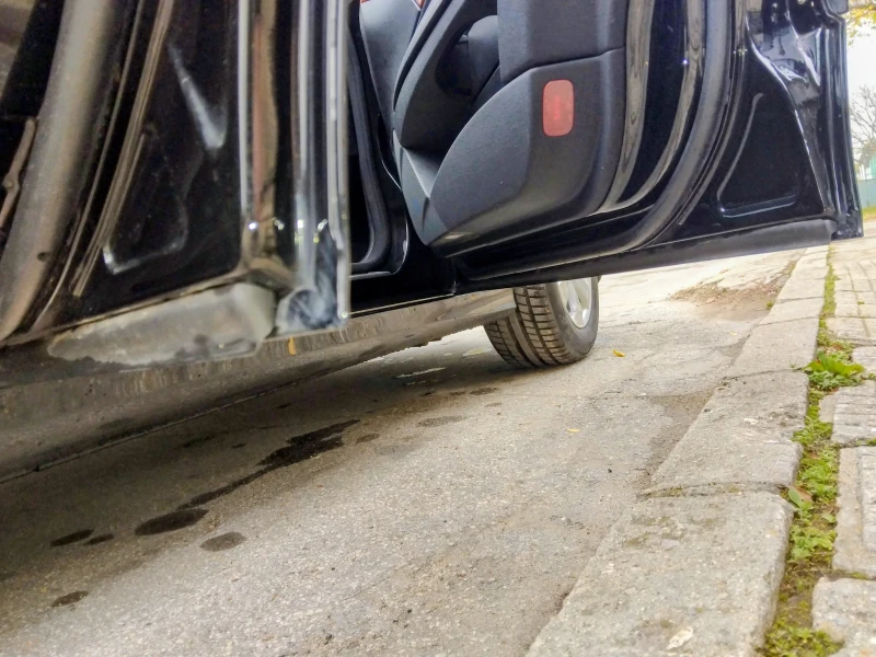 Mercedes-Benz E 200  Бензин, 6 скорости , снимка 10 - Автомобили и джипове - 51750785