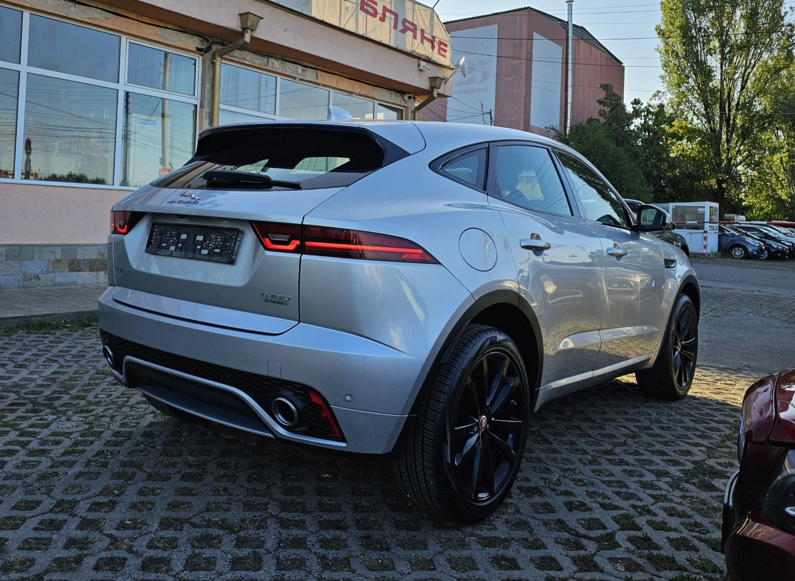 Jaguar E-pace 2.0d AWD R-Dynamic 180к.с. Камера KeylessGo  - изображение 6