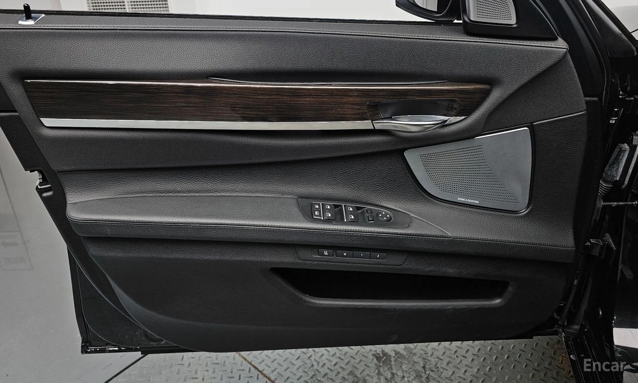 BMW 750 * ФИКСИРАНА ЦЕНА ДО БЪЛГАРИЯ * АВТОКРЕДИТ, снимка 13 - Автомобили и джипове - 55398589