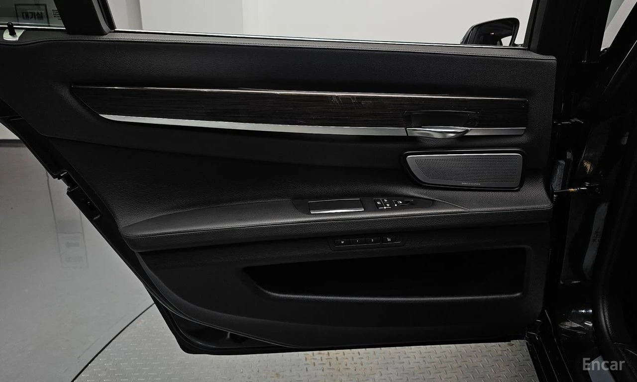 BMW 750 * ФИКСИРАНА ЦЕНА ДО БЪЛГАРИЯ * АВТОКРЕДИТ, снимка 14 - Автомобили и джипове - 55398589