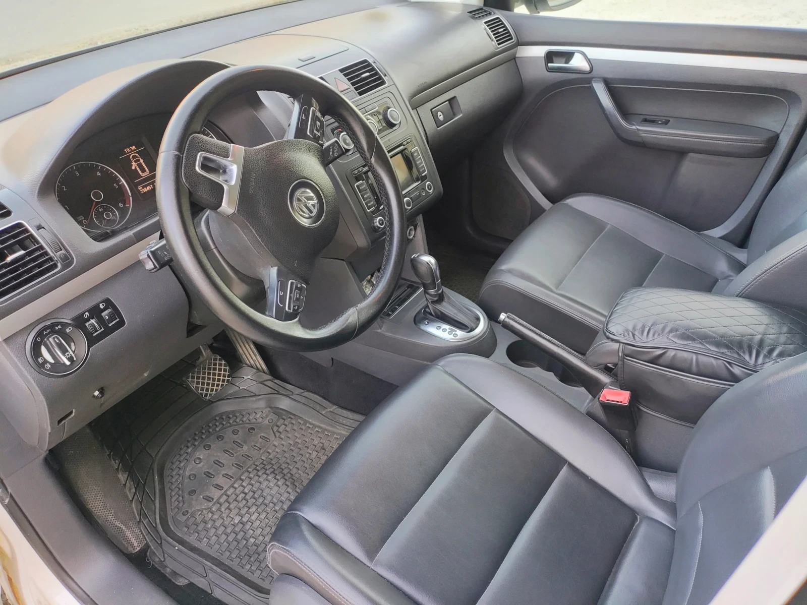 VW Touran, снимка 12 - Автомобили и джипове - 55646000