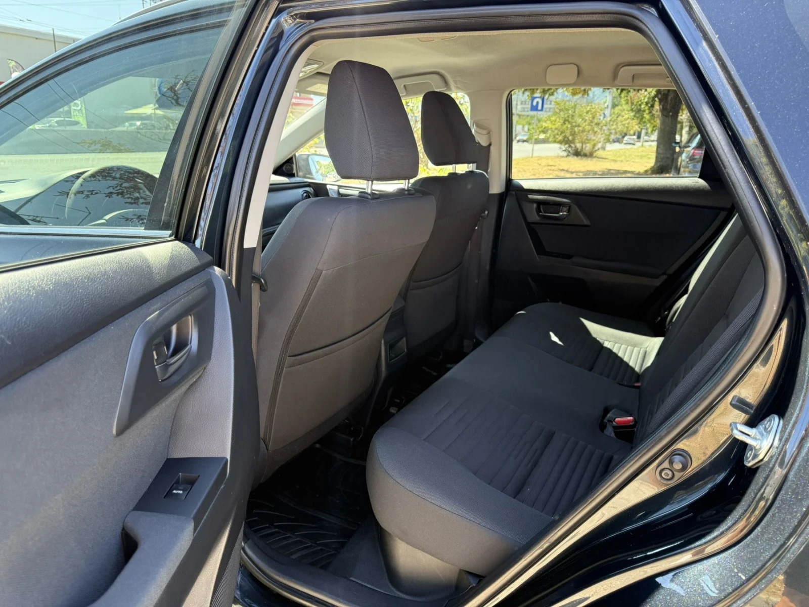 Toyota Auris 1.8, снимка 8 - Автомобили и джипове - 55690226