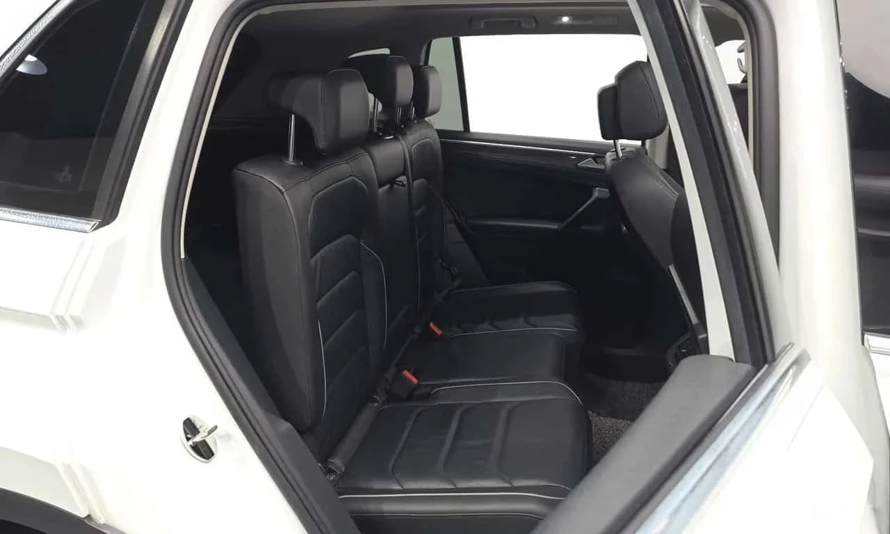 VW Tiguan 2.0 TDI Prestige| HUD| PANO| ПАМЕТ| 2 КЛЮЧА| , снимка 11 - Автомобили и джипове - 56199709