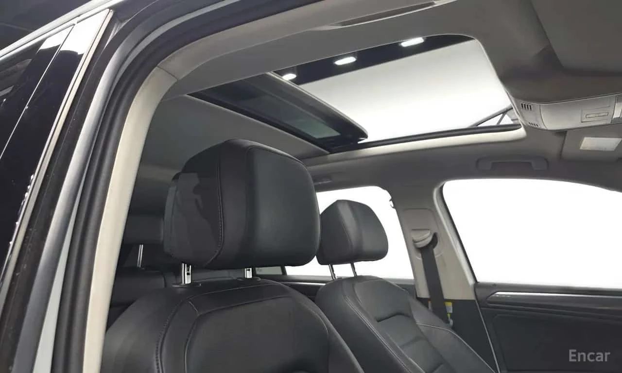 VW Tiguan 2.0 TDI Prestige| HUD| PANO| ПАМЕТ| 2 КЛЮЧА| , снимка 15 - Автомобили и джипове - 56199709