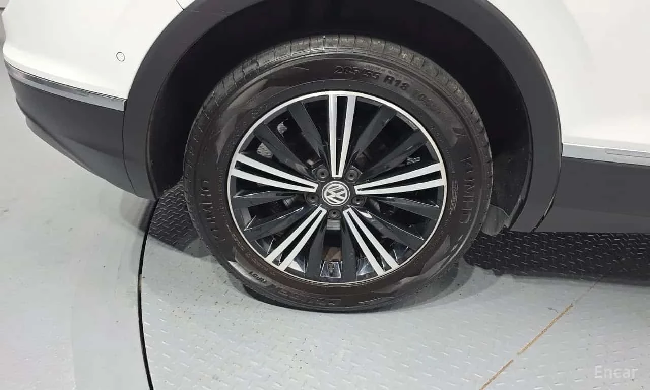 VW Tiguan 2.0 TDI Prestige| HUD| PANO| ПАМЕТ| 2 КЛЮЧА| , снимка 5 - Автомобили и джипове - 56199709