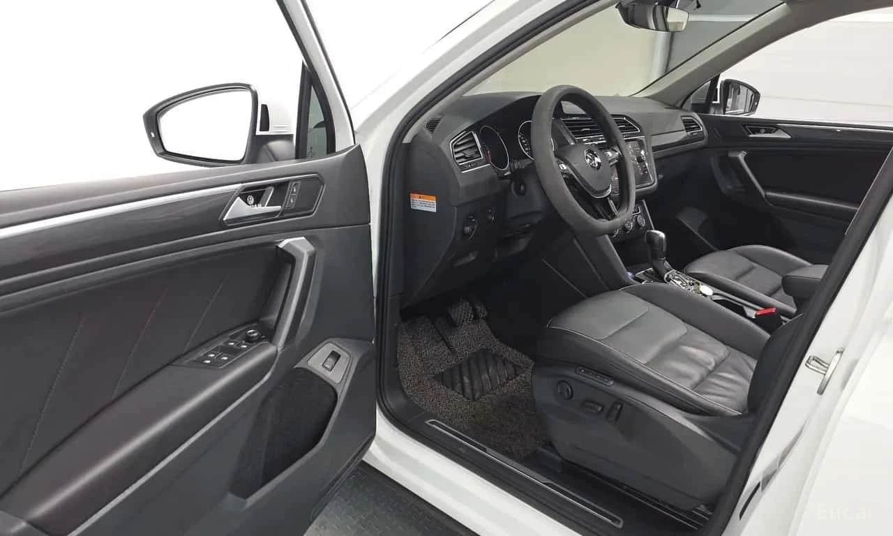 VW Tiguan 2.0 TDI Prestige| HUD| PANO| ПАМЕТ| 2 КЛЮЧА| , снимка 10 - Автомобили и джипове - 56199709