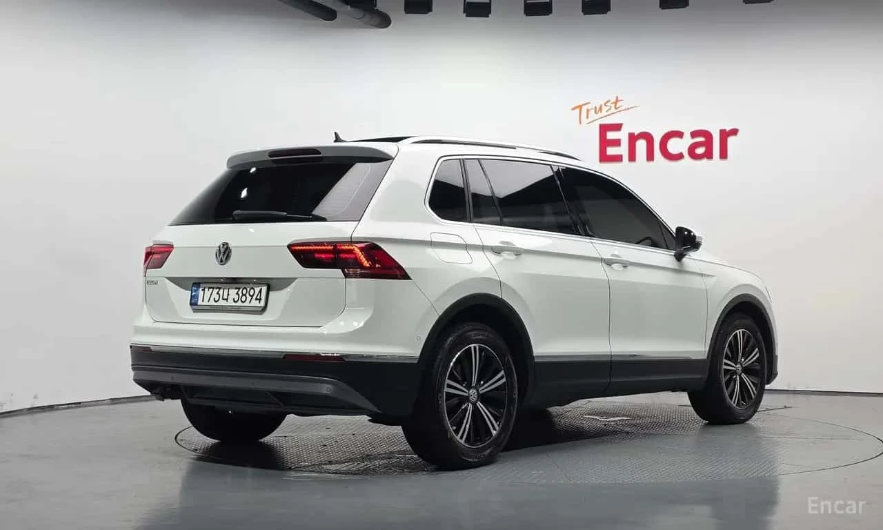 VW Tiguan 2.0 TDI Prestige| HUD| PANO| ПАМЕТ| 2 КЛЮЧА| , снимка 2 - Автомобили и джипове - 56199709