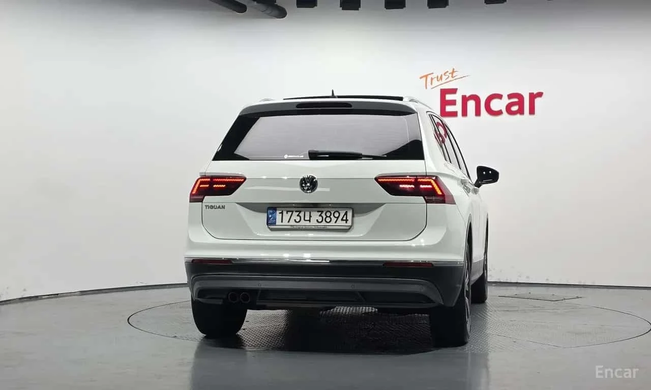 VW Tiguan 2.0 TDI Prestige| HUD| PANO| ПАМЕТ| 2 КЛЮЧА| , снимка 4 - Автомобили и джипове - 56199709