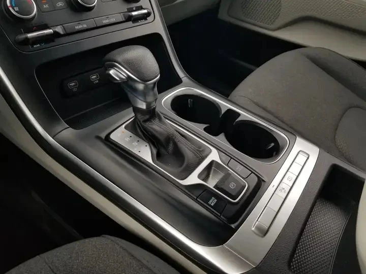 Kia Carnival Automatic, снимка 17 - Автомобили и джипове - 56010908