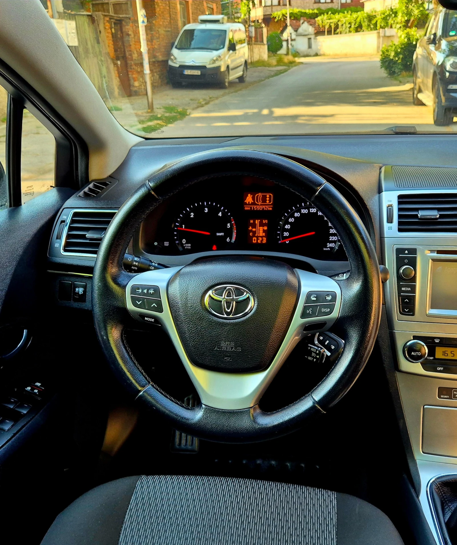 Toyota Avensis 2.0d4d-EXCLUSIVE-FACE-верига-нави-6скорости-japan - изображение 5