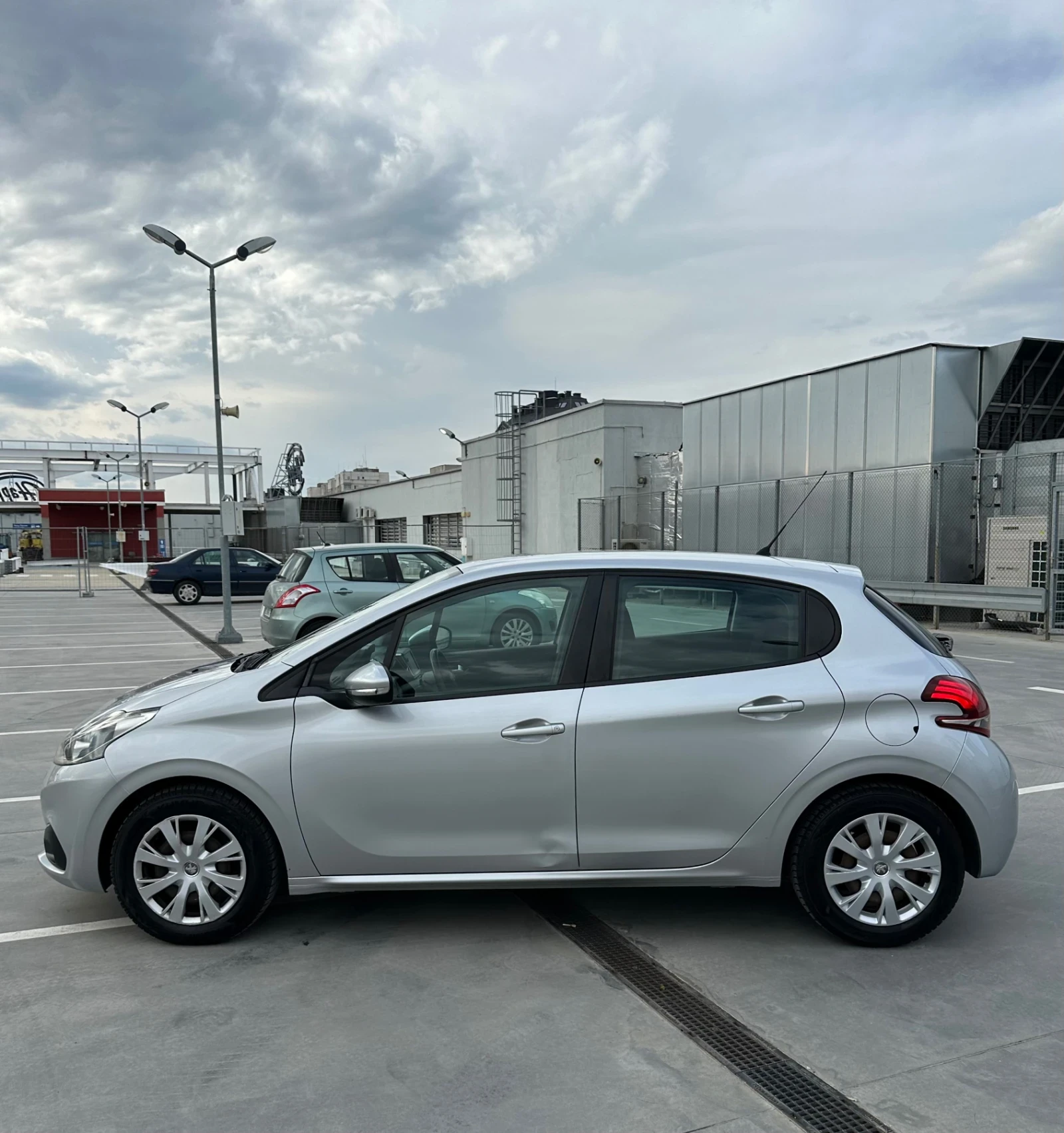 Peugeot 208 Първи собственик сервизна история , снимка 6 - Автомобили и джипове - 54221838