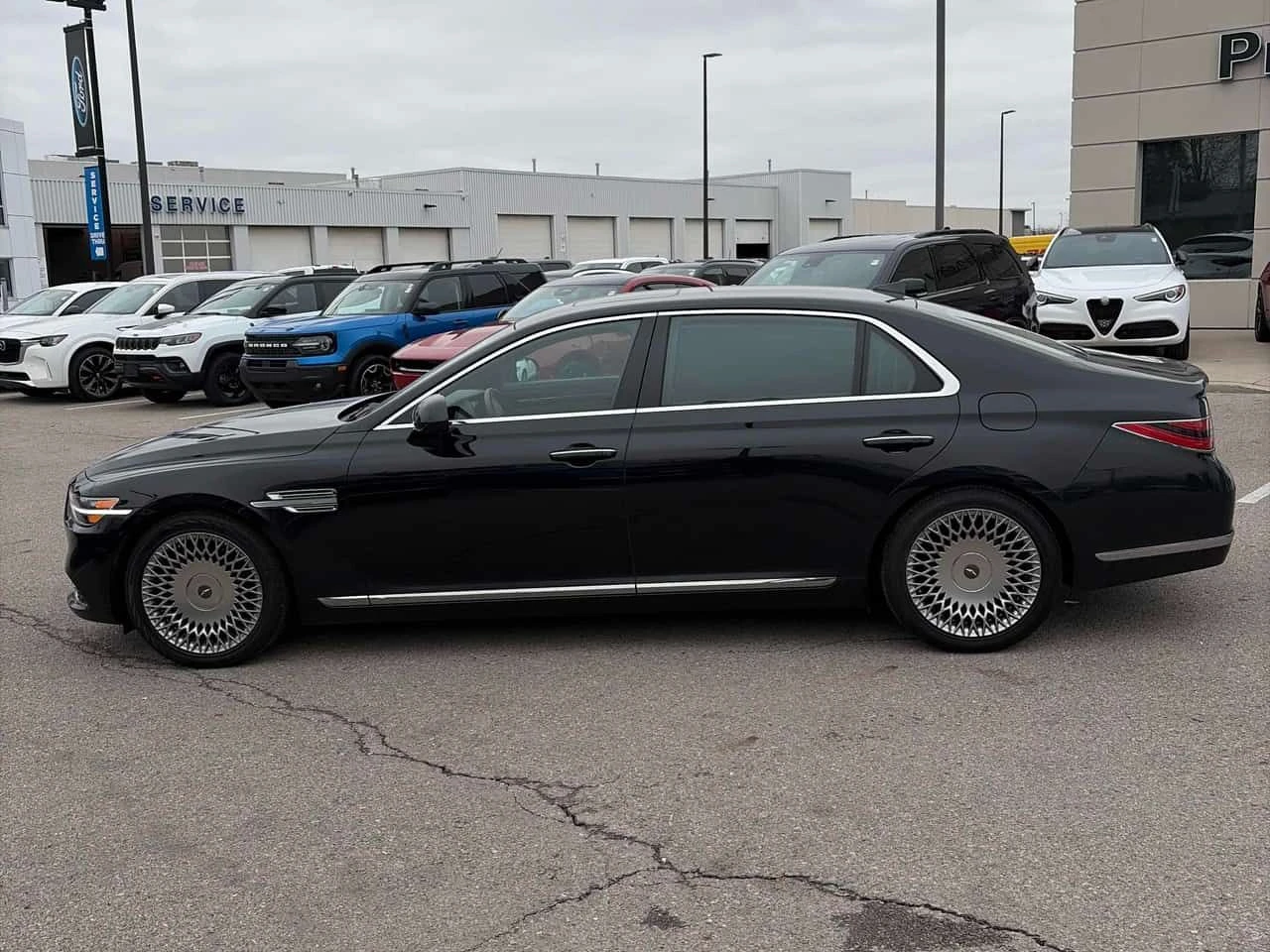 Genesis G90 * 5.0L Prestige * DISTRONIC* МАСАЖ* ОБДУХВАНЕ* , снимка 2 - Автомобили и джипове - 54580742