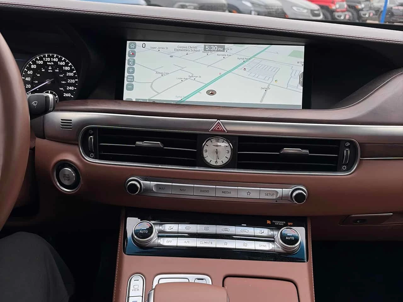 Genesis G90 * 5.0L Prestige * DISTRONIC* МАСАЖ* ОБДУХВАНЕ* , снимка 9 - Автомобили и джипове - 54580742