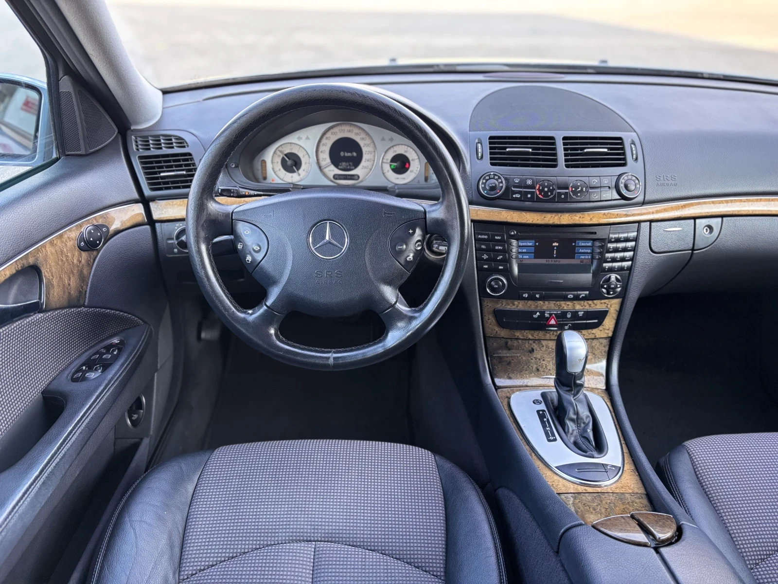 Mercedes-Benz E 220 2.2CDI Автоматик Avantgarde, снимка 10 - Автомобили и джипове - 56158282