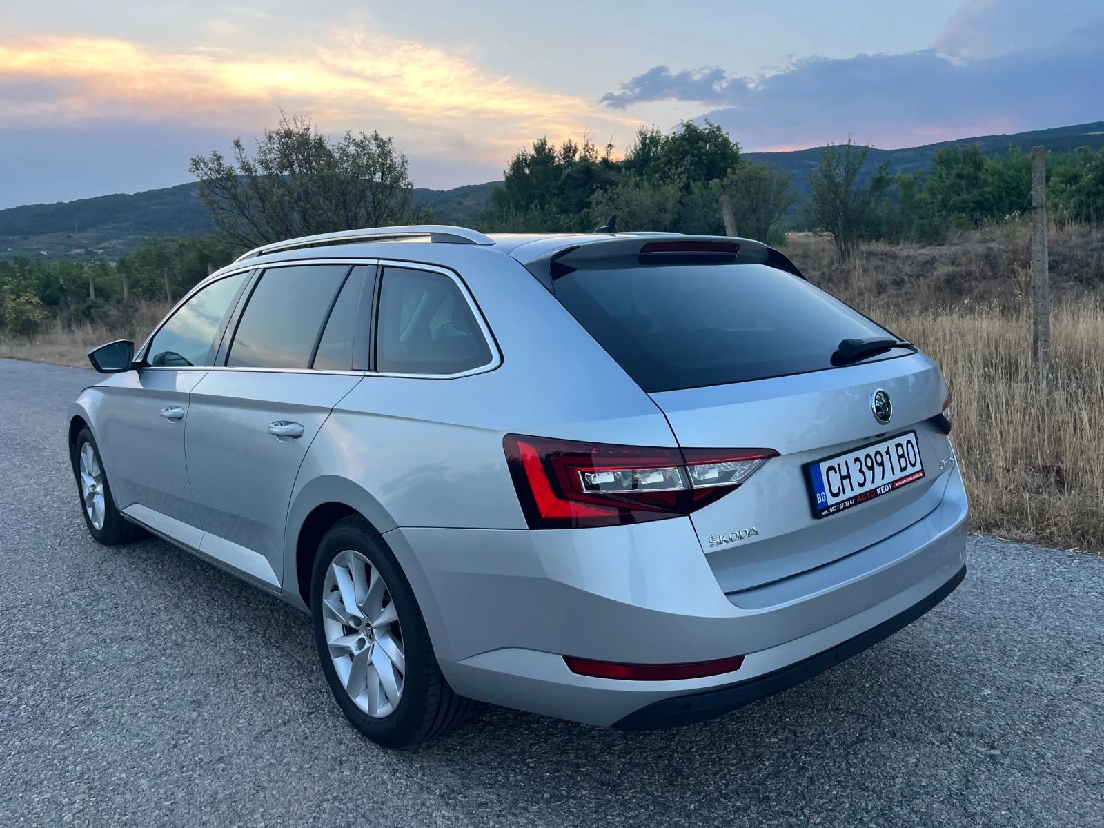 Skoda Superb 2.0TDI Facelift, снимка 4 - Автомобили и джипове - 56378286