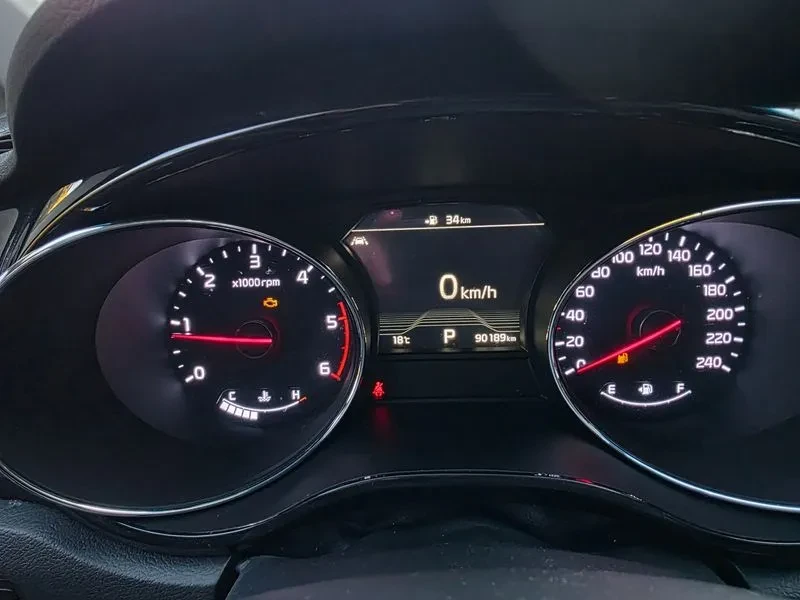 Kia Carnival 2.2D 9-Seater Noblesse Special, снимка 8 - Автомобили и джипове - 56699251