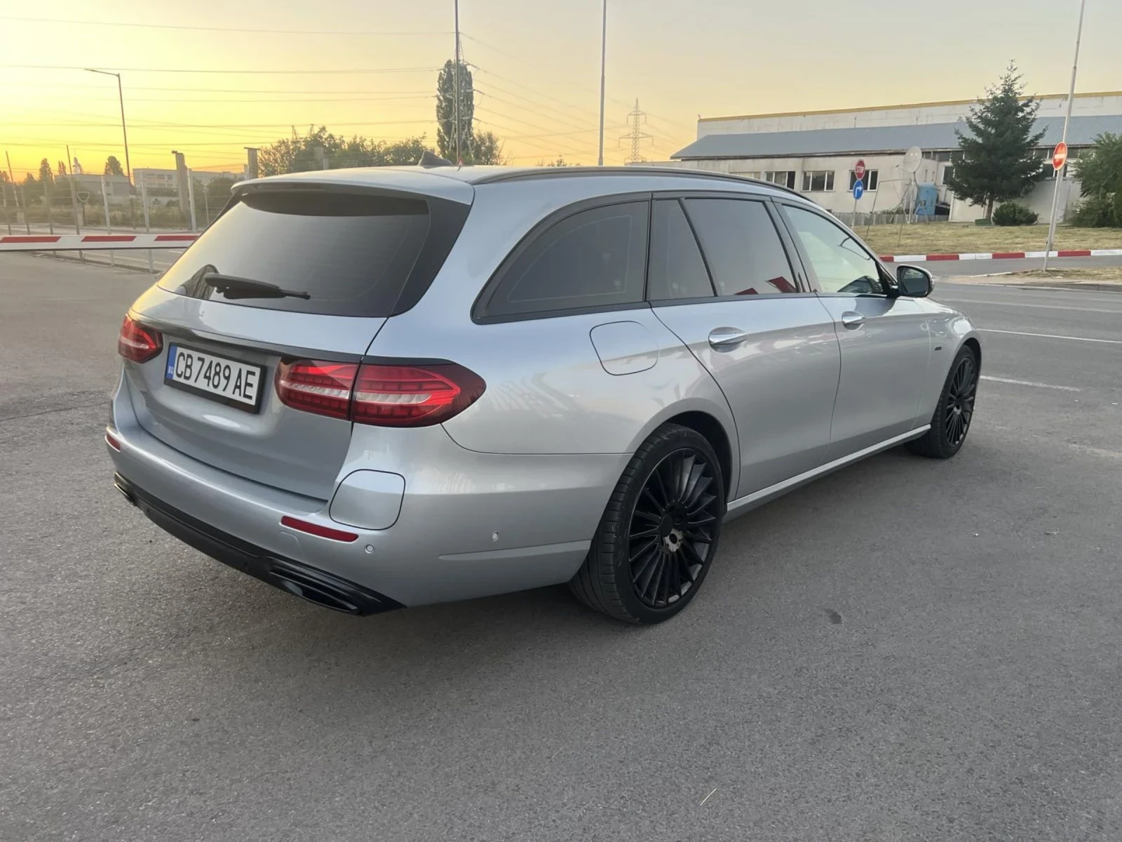 Mercedes-Benz E 300 Hybrid , снимка 6 - Автомобили и джипове - 54209592