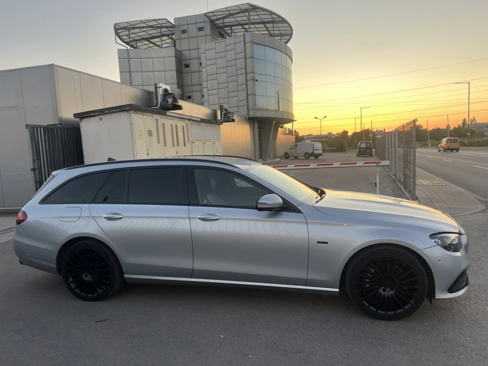 Mercedes-Benz E 300 Hybrid , снимка 5 - Автомобили и джипове - 54209592