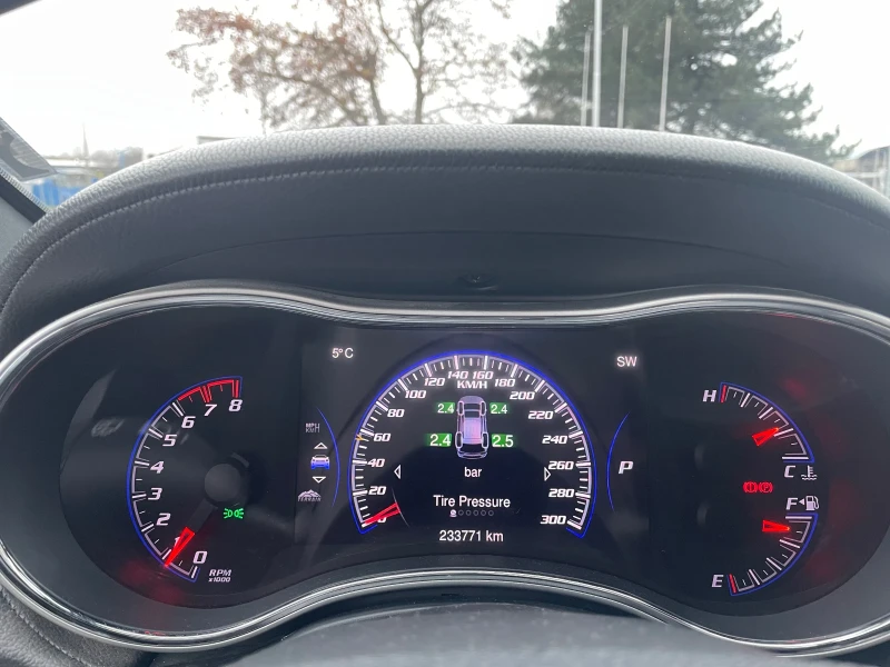 Jeep Grand cherokee SRT! 6.4 ОБСЛУЖЕН ОТ-ДО, 2 КОМПЛЕКТА НОВИ ГУМИ, снимка 11 - Автомобили и джипове - 52893161