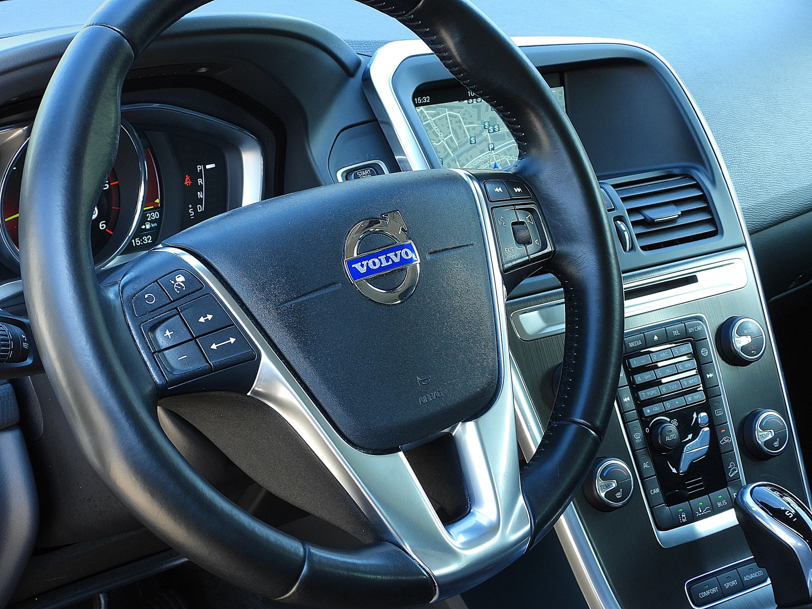 Volvo XC60 2.4/D5/205к.с/ШВЕЙЦАРИЯ-LUX/ДИСТРОНИК/BLISS/LANE , снимка 11 - Автомобили и джипове - 54095049