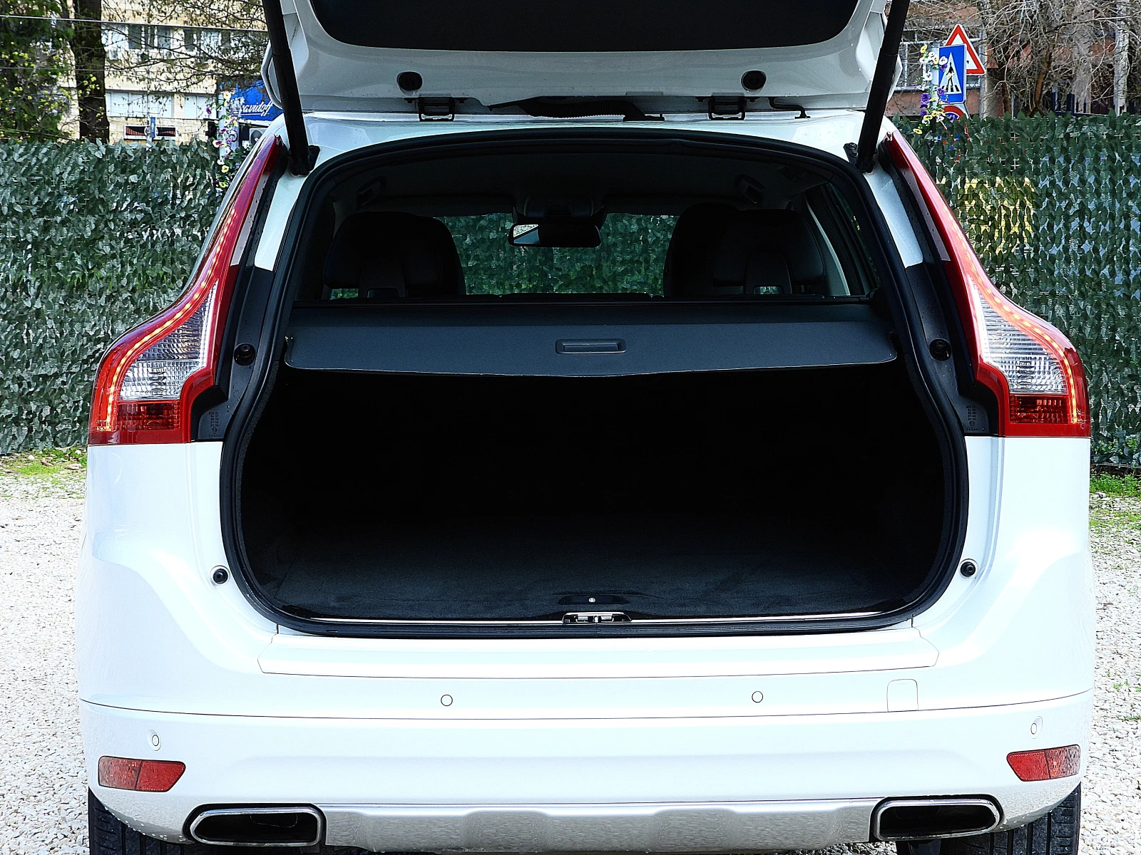 Volvo XC60 2.4/D5/205к.с/ШВЕЙЦАРИЯ-LUX/ДИСТРОНИК/BLISS/LANE , снимка 6 - Автомобили и джипове - 54095049