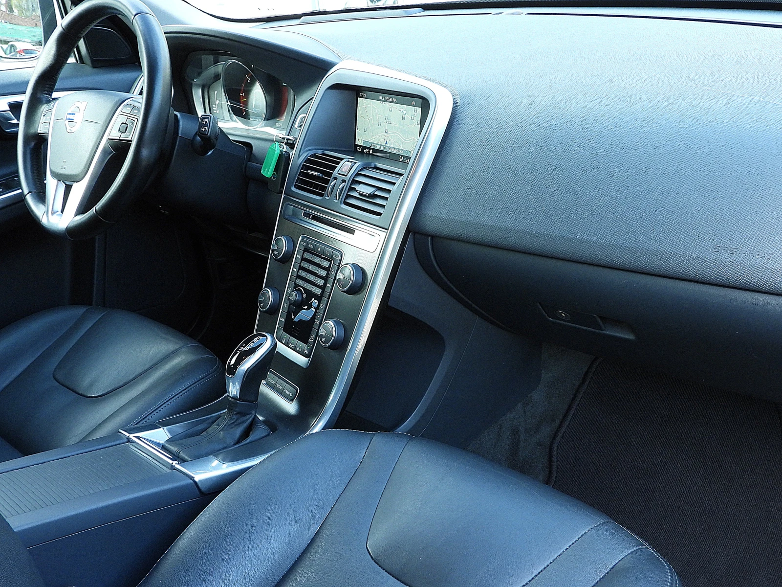 Volvo XC60 2.4/D5/205к.с/ШВЕЙЦАРИЯ-LUX/ДИСТРОНИК/BLISS/LANE , снимка 15 - Автомобили и джипове - 54095049