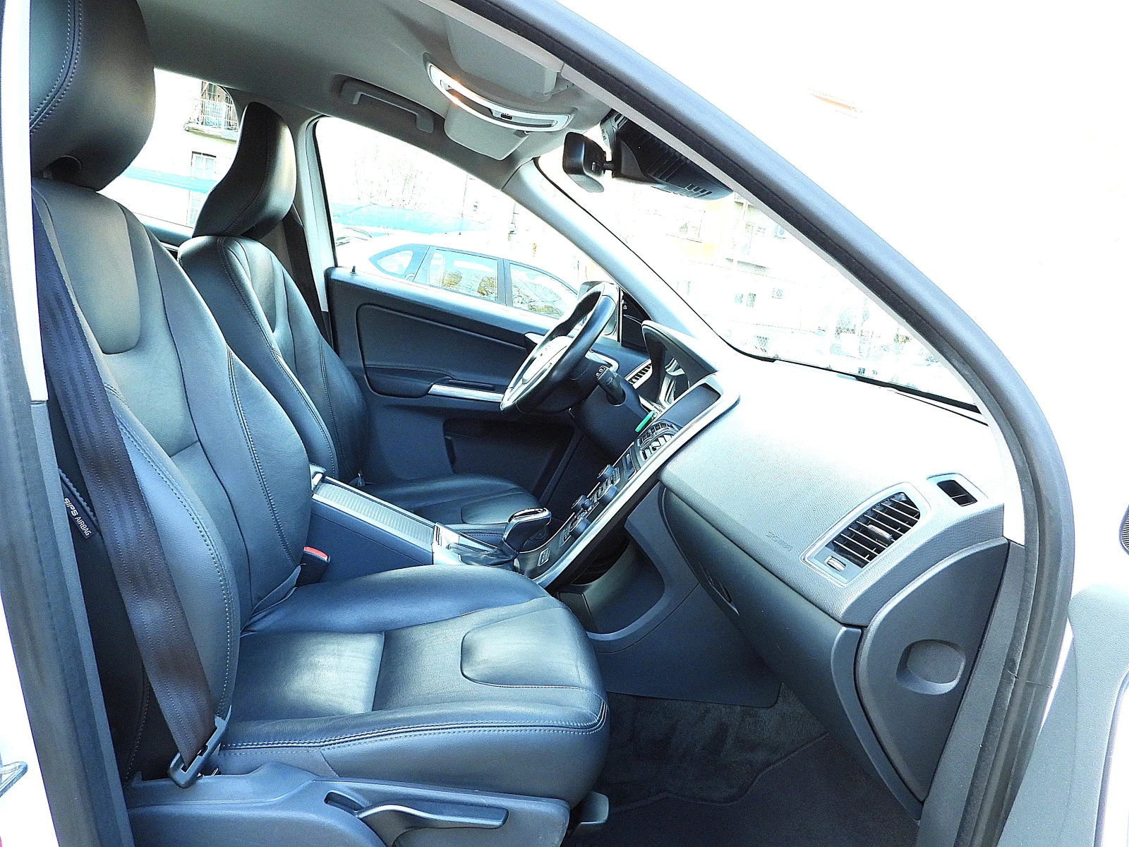 Volvo XC60 2.4/D5/205к.с/ШВЕЙЦАРИЯ-LUX/ДИСТРОНИК/BLISS/LANE , снимка 14 - Автомобили и джипове - 54095049