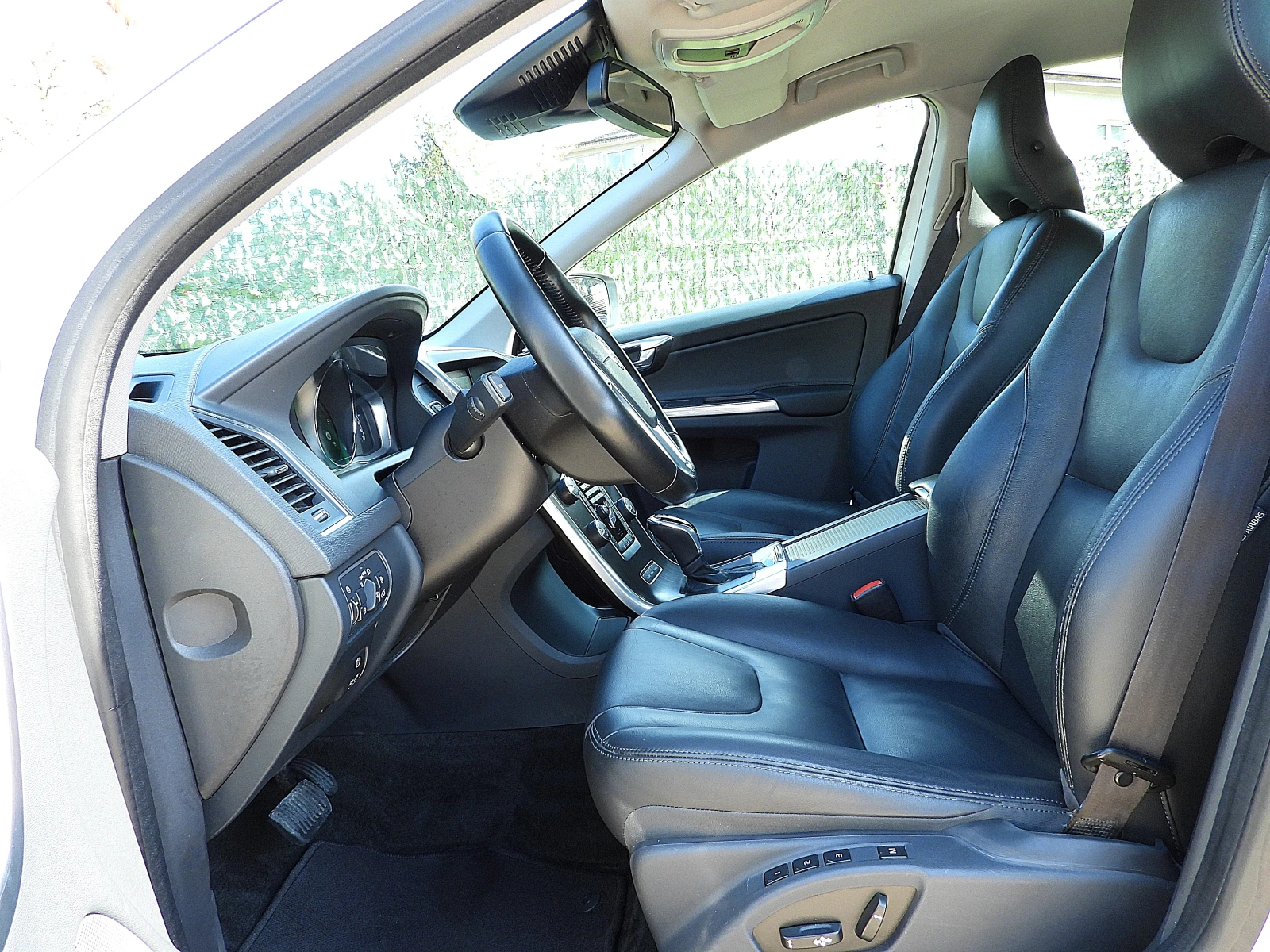 Volvo XC60 2.4/D5/205к.с/ШВЕЙЦАРИЯ-LUX/ДИСТРОНИК/BLISS/LANE , снимка 10 - Автомобили и джипове - 54095049