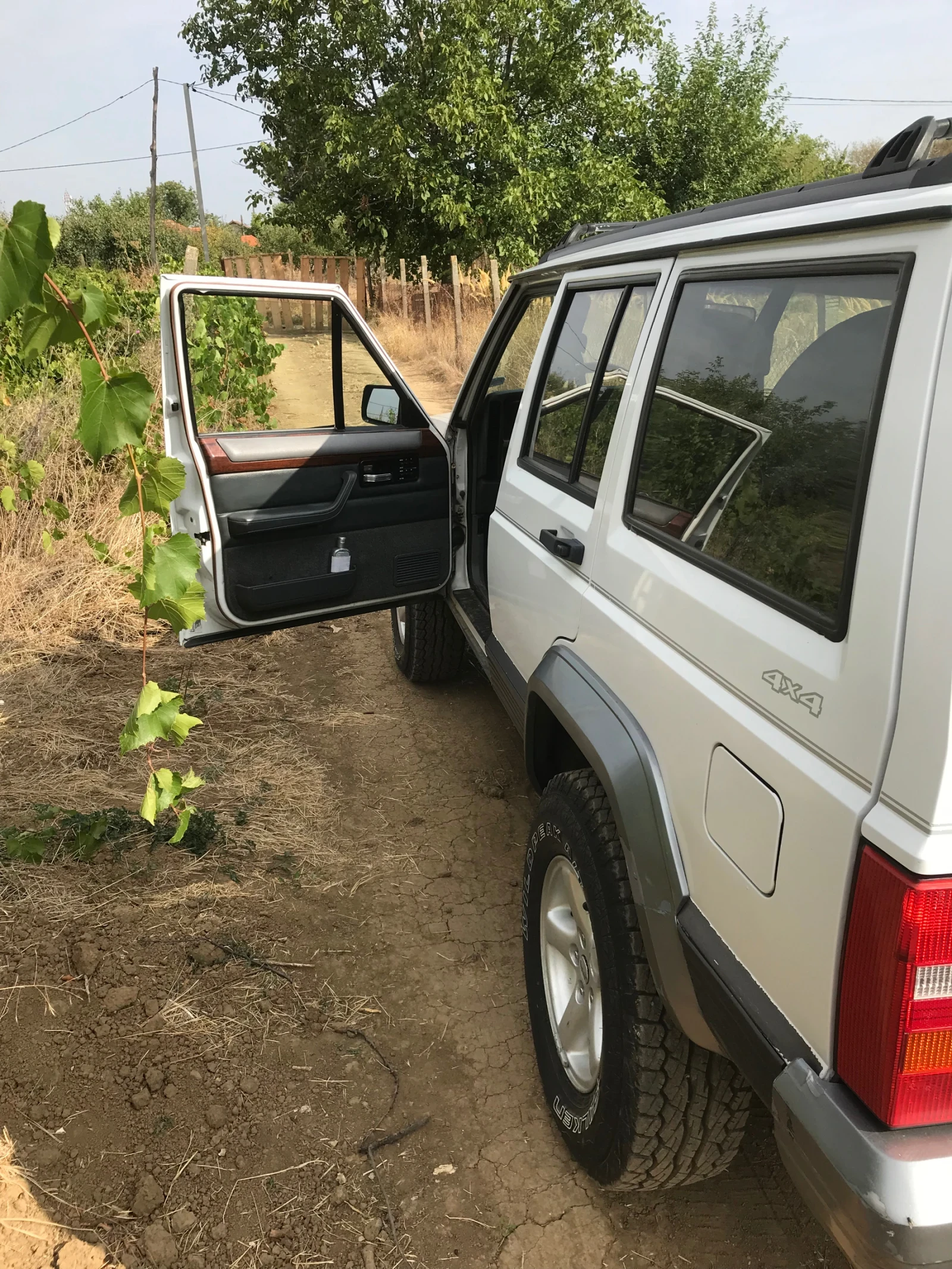 Jeep Cherokee, снимка 11 - Автомобили и джипове - 54335030