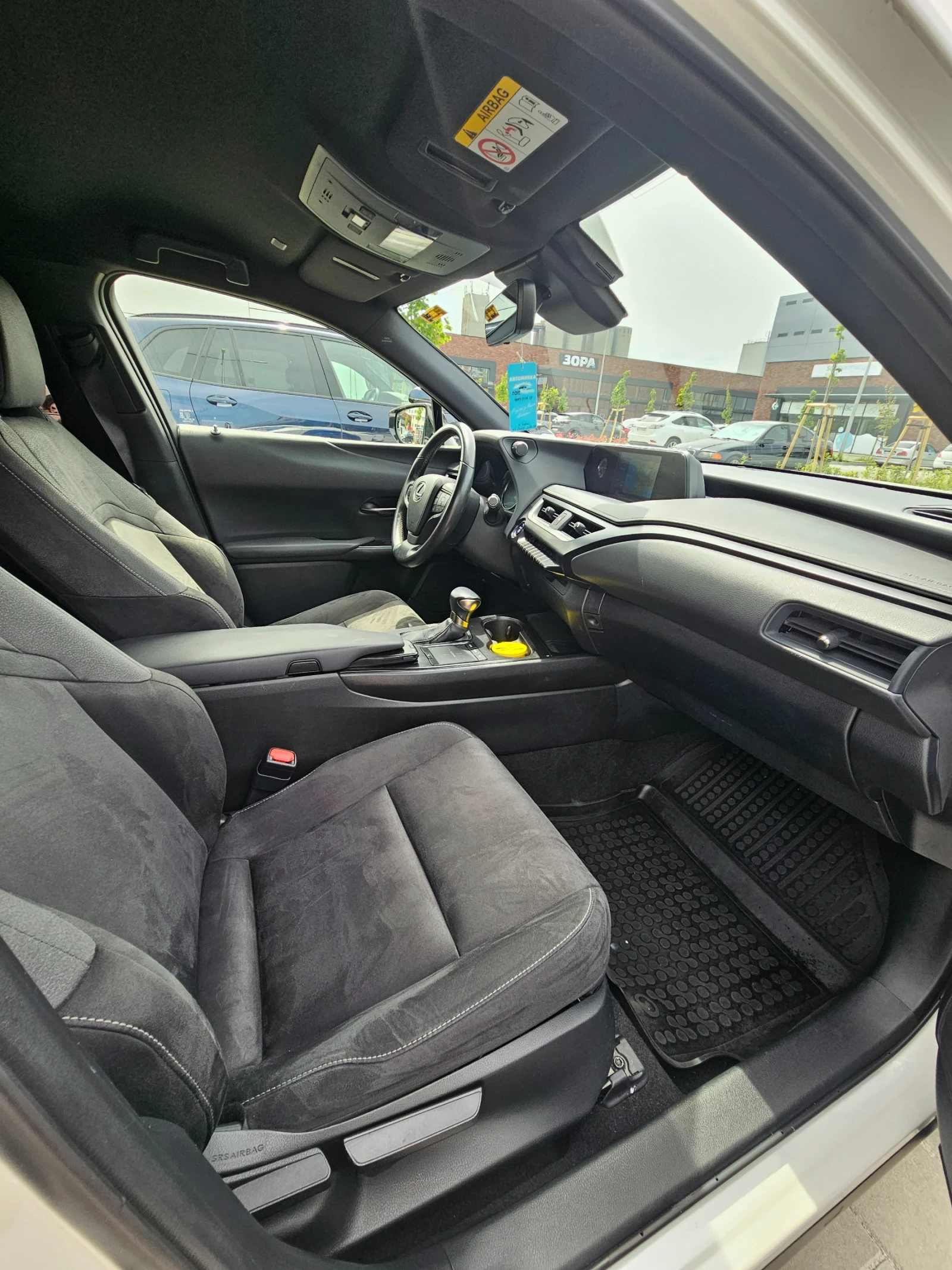 Lexus UX 250h, снимка 7 - Автомобили и джипове - 54470457