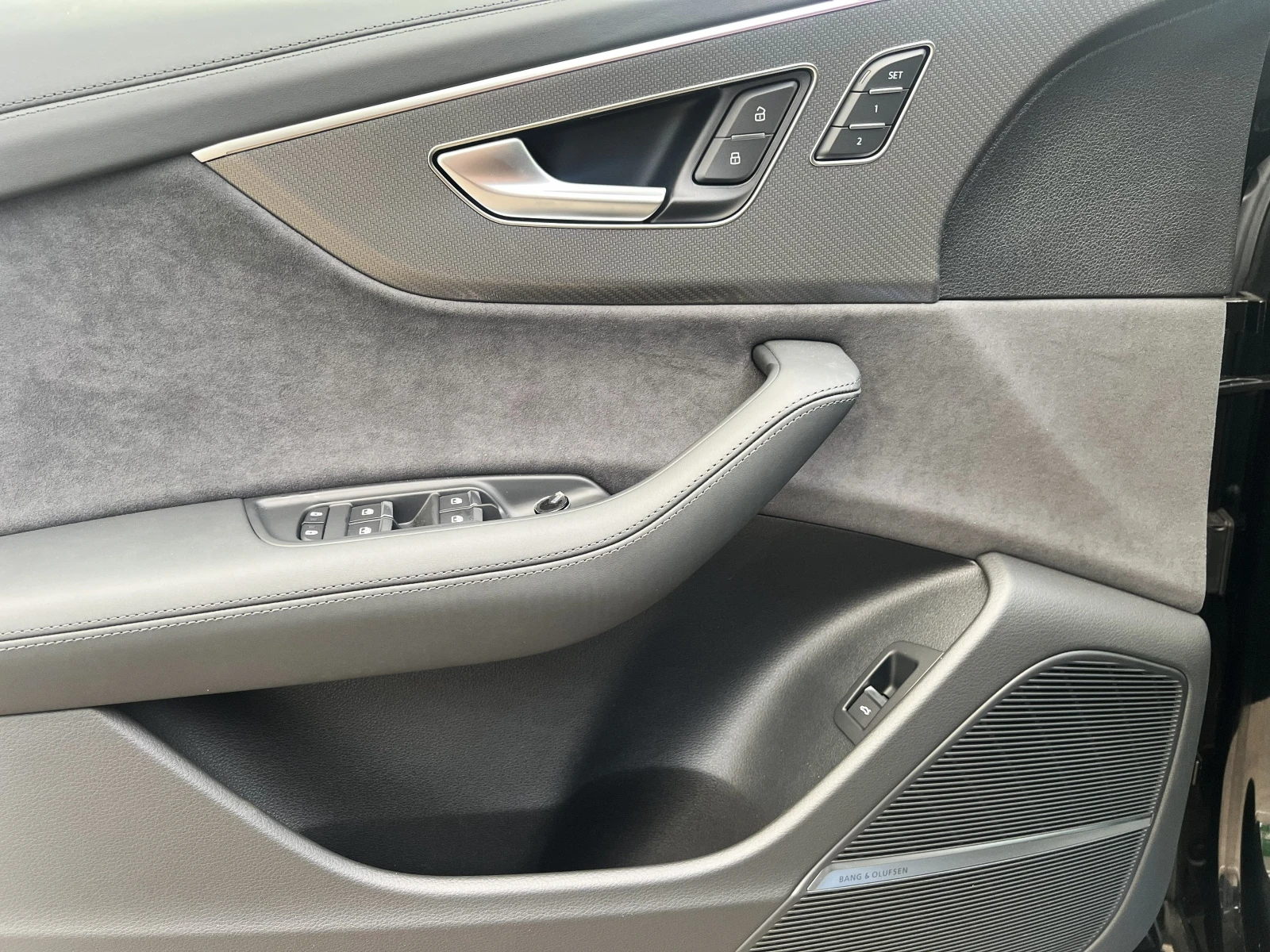 Audi RSQ8 PERFORMANCE / CERAMIC / B&O / HUD / PANO/ FACELIFT, снимка 8 - Автомобили и джипове - 55277955